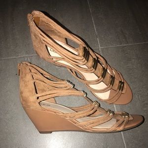 Bar III Tan and gold sandals